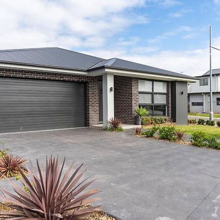 Neat 4 Bedroom In Catherine Fields Narellan Extérieur photo