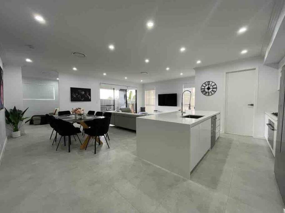 Neat 4 Bedroom In Catherine Fields Narellan Extérieur photo